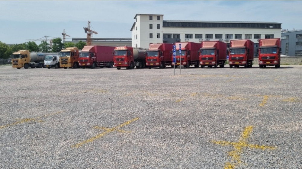 平湖林埭源源物流沉型货车两万平米超疏水土停车场