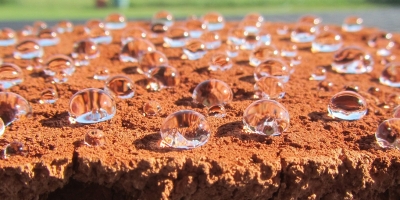 科技日报：抹上这种神奇“乳液”，土路下雨不和泥